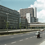 119470 Gezicht op het kantoor- en winkelcentrum Hoog Catharijne te Utrecht, vanaf de Rijnkade.